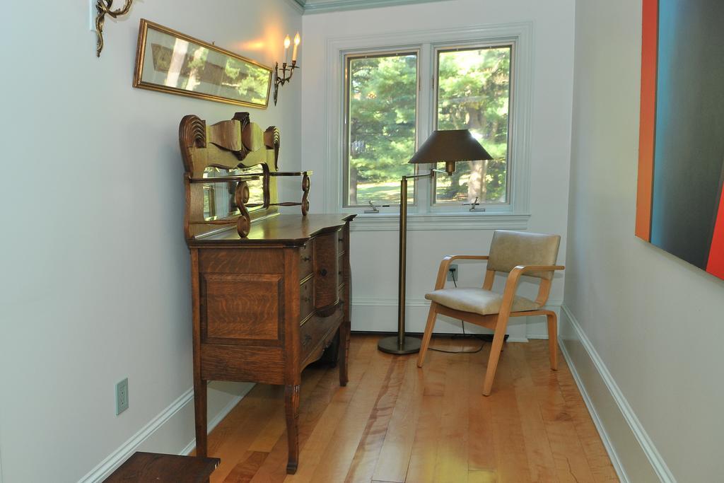 Bass Manor Bed And Breakfast & Art Museum Malta Room photo