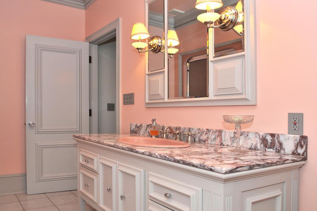 Bass Manor Bed And Breakfast & Art Museum Malta Room photo