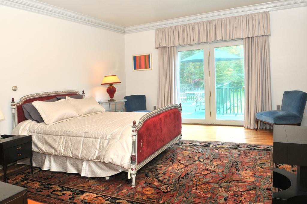 Bass Manor Bed And Breakfast & Art Museum Malta Room photo